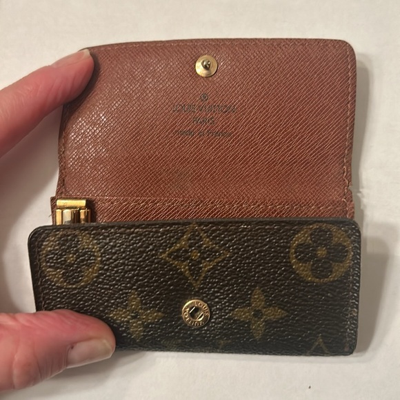 LV MONO KEYHOLDER - Picture 5 of 11